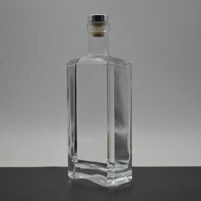 크리스탈 화이트 글래스 소재와 엠보스 스타일의 700ml 정사각형 위스키 유리 병
