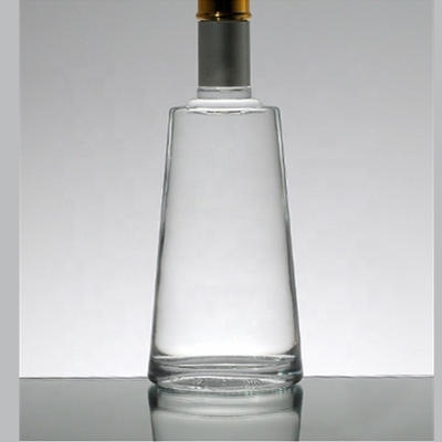 크리스탈 화이트 글래스 소재와 엠보스 스타일의 700ml 정사각형 위스키 유리 병