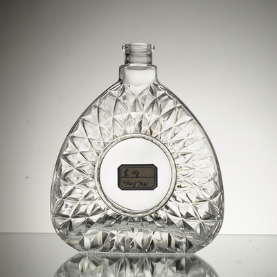 크리스탈 화이트 글래스 소재와 엠보스 스타일의 700ml 정사각형 위스키 유리 병