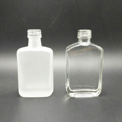 크리스탈 화이트 글래스 소재와 엠보스 스타일의 700ml 정사각형 위스키 유리 병