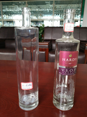 750ml 브랜디 위스키 진 유리 병 슈퍼 플린트 재료와 사용자 정의 디자인