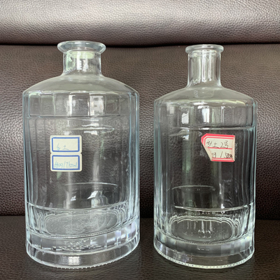 브랜드 위스키를 위해 750ml Custom Embossed Logo Wine Glass Flask in Clear Color