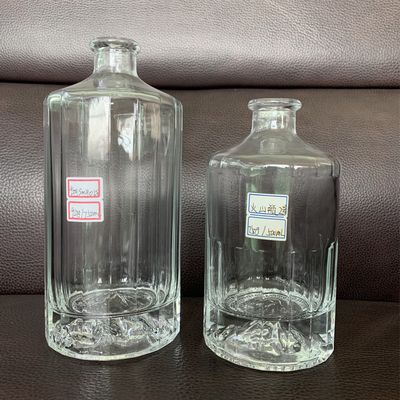 브랜드 위스키를 위해 750ml Custom Embossed Logo Wine Glass Flask in Clear Color