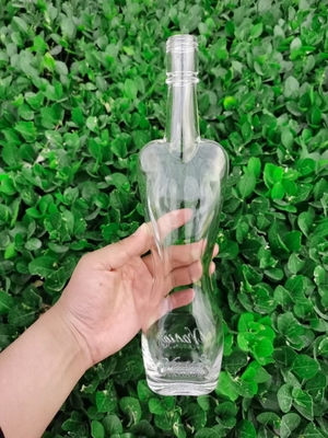 디칼 표면 처리 여성 몸 모양의 보드카 유리 병 크리스탈 하얀 재료