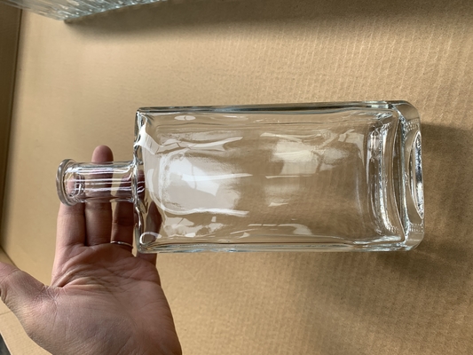 크리스탈 화이트 재료 정사각형 유리 병 500ml 마신 술 진 럼 보드카 위스키