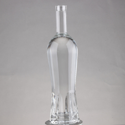70cl 700ml의 보드카 병은 두꺼운 밑부분과 코크 밀폐 유형을 가진 슈퍼 플린트 유리로 만들어집니다.