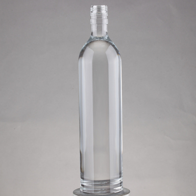 70cl 700ml의 보드카 병은 두꺼운 밑부분과 코크 밀폐 유형을 가진 슈퍼 플린트 유리로 만들어집니다.
