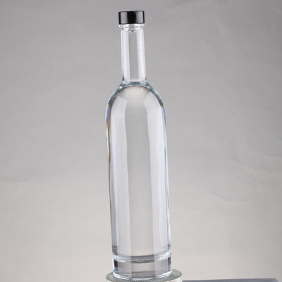 70cl 700ml의 보드카 병은 두꺼운 밑부분과 코크 밀폐 유형을 가진 슈퍼 플린트 유리로 만들어집니다.