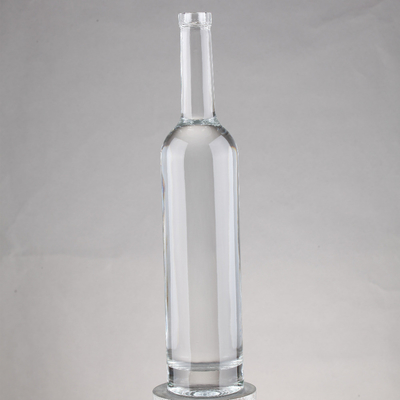70cl 700ml의 보드카 병은 두꺼운 밑부분과 코크 밀폐 유형을 가진 슈퍼 플린트 유리로 만들어집니다.