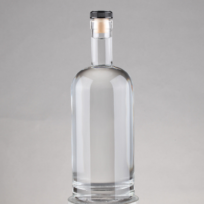 70cl 700ml의 보드카 병은 두꺼운 밑부분과 코크 밀폐 유형을 가진 슈퍼 플린트 유리로 만들어집니다.