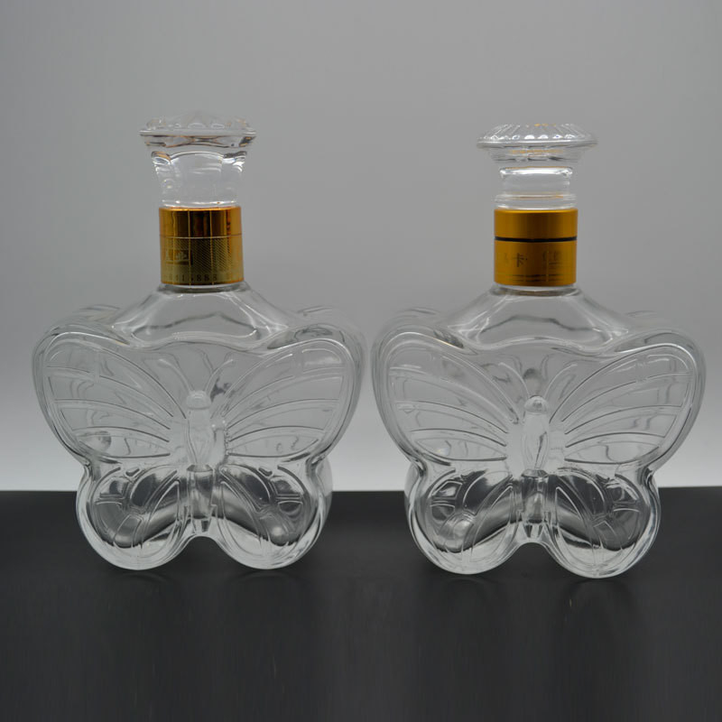 로고 인쇄 0.5L 나비 모양 유리 병에 크리스탈 화이트 알코올을 사용자 정의 할 수 있습니다