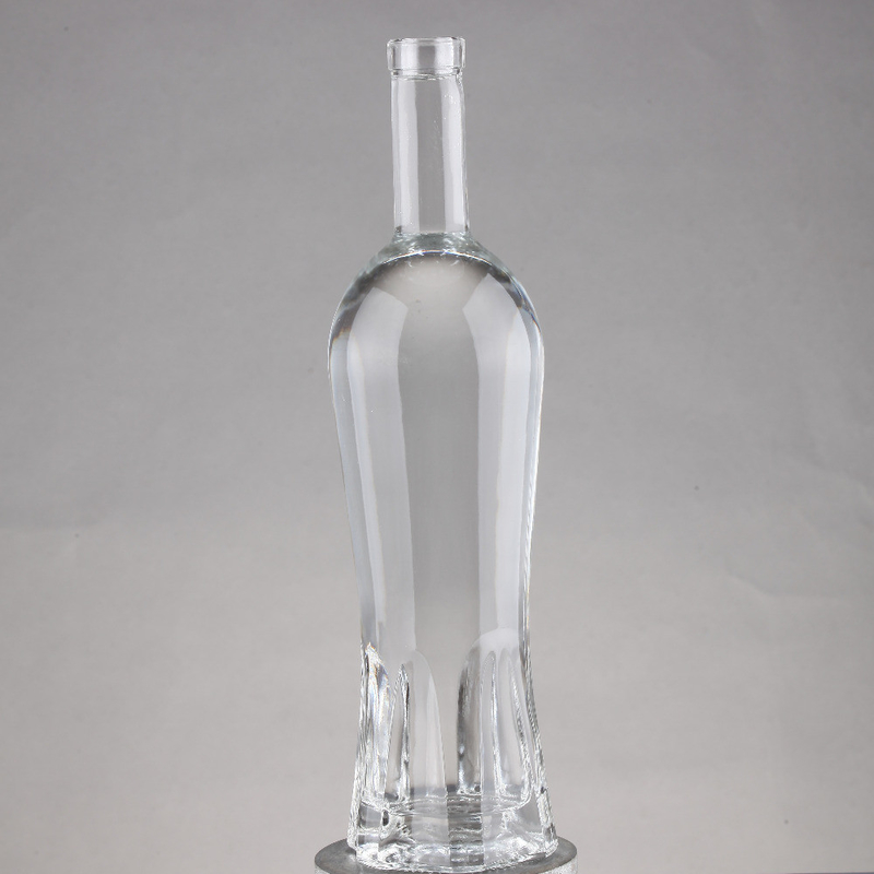 70cl 700ml의 보드카 병은 두꺼운 밑부분과 코크 밀폐 유형을 가진 슈퍼 플린트 유리로 만들어집니다.